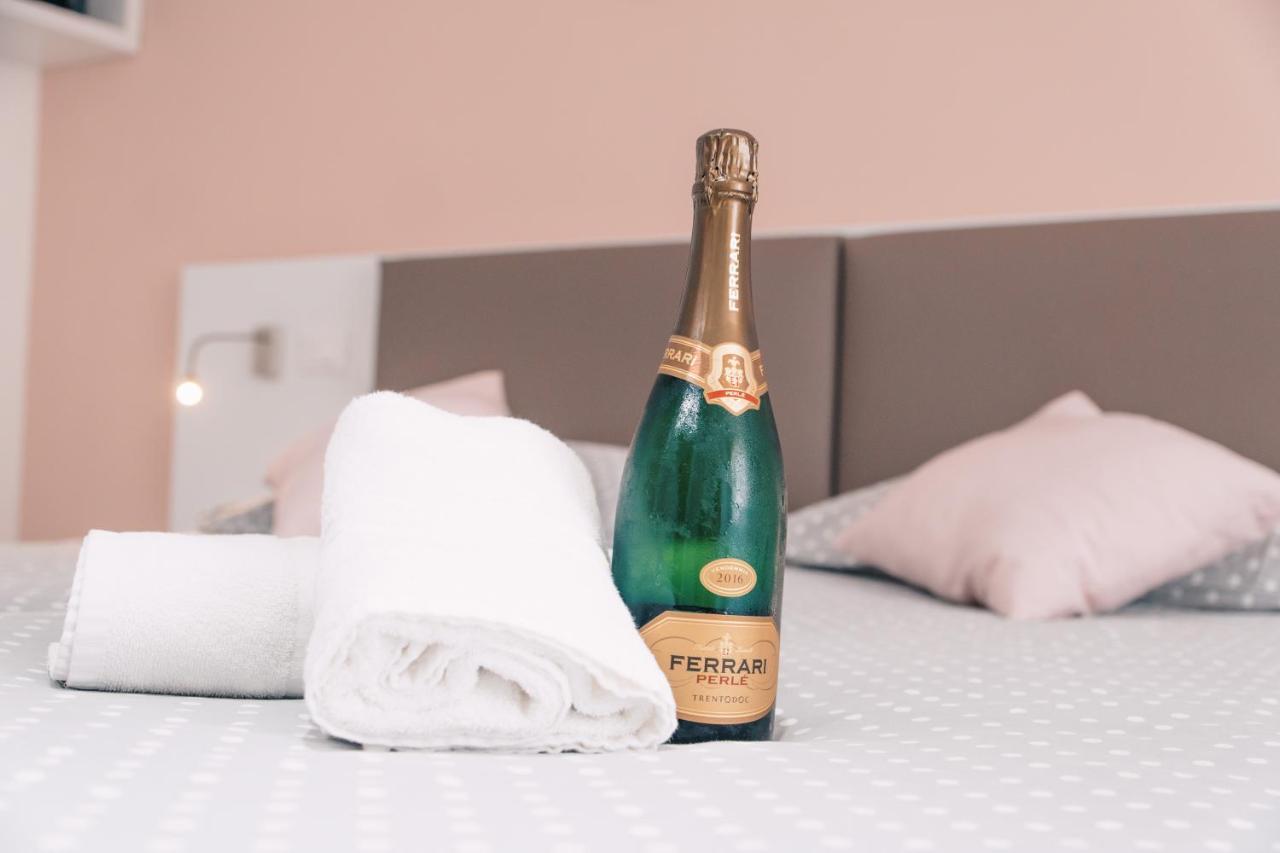 Hotel Aurora & Appartamenti Torbole Sul Garda Ngoại thất bức ảnh